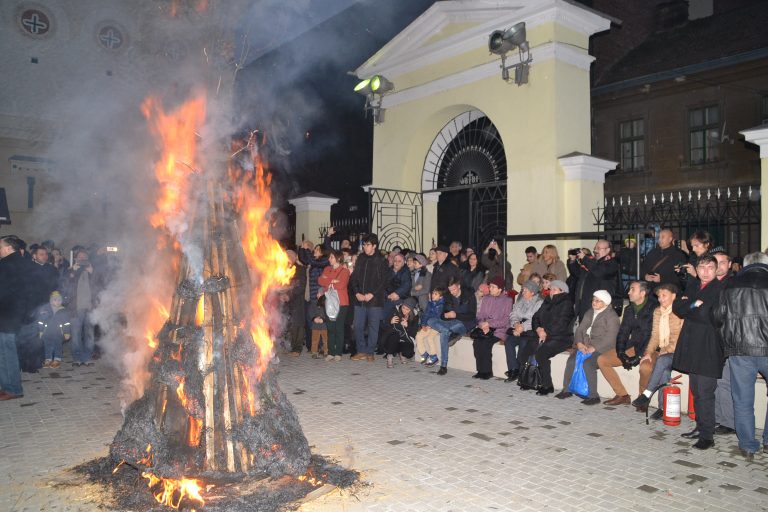 Crăciunul la Catedrala Sârbească a debutat cu aprinderea trunchiului de badnjak. Foto-video