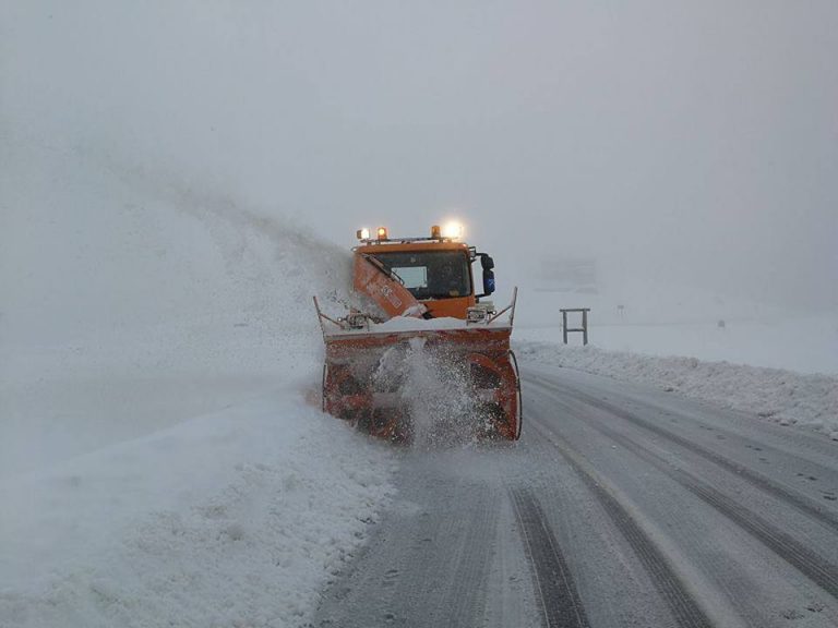 A venit iarna şi în Banat, utilajele au fost scoase pe șosele. Anunț important pentru șoferi, de la Compania de Drumuri!