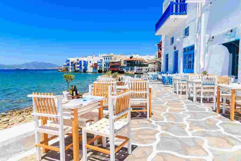 Grecia își redeschide hotelurile și piscinele: „A început să sune telefonul”