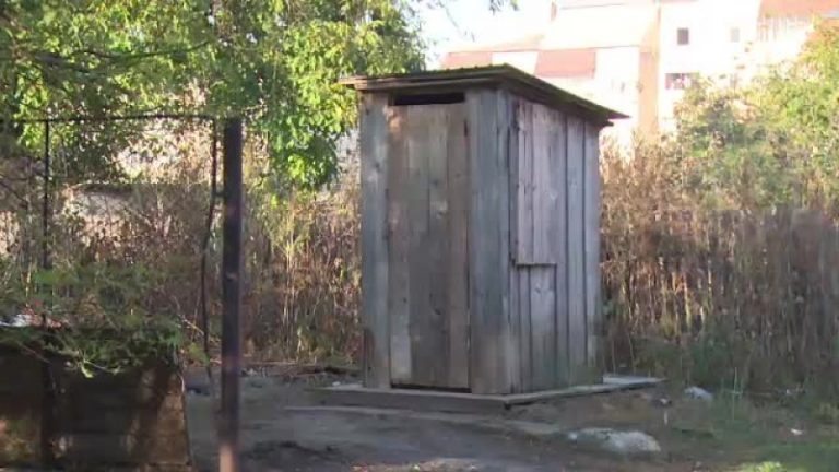 A început numărarea… latrinelor! Un primar din Timiș a demarat verificări din poartă în poartă