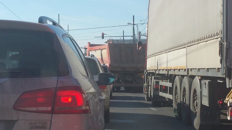 Nebunie pe Bulevardul Liviu Rebreanu! Se circulă bară la bară. Foto