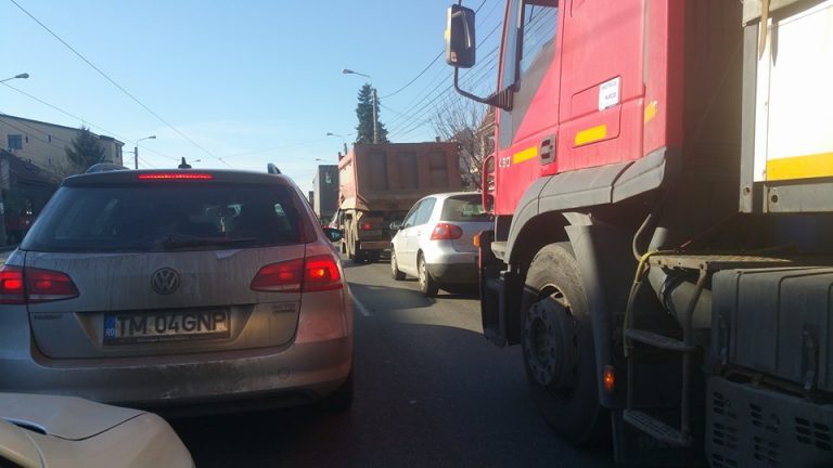 Nervii șoferilor puși, din nou, la încercare! Ce se întâmplă pe Bulevardul Liviu Rebreanu.