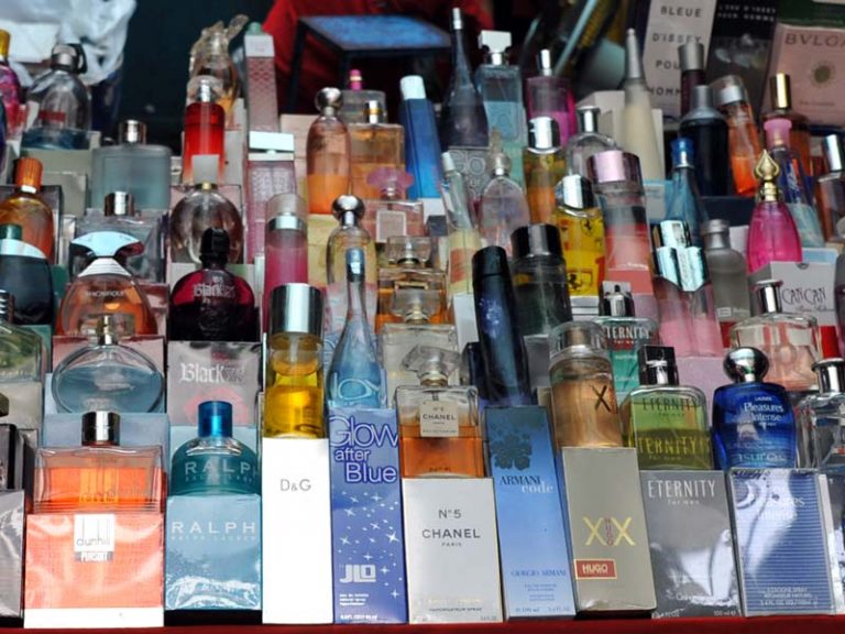 Trei tone de parfumuri furate, descoperite într-un TIR condus de un șofer român