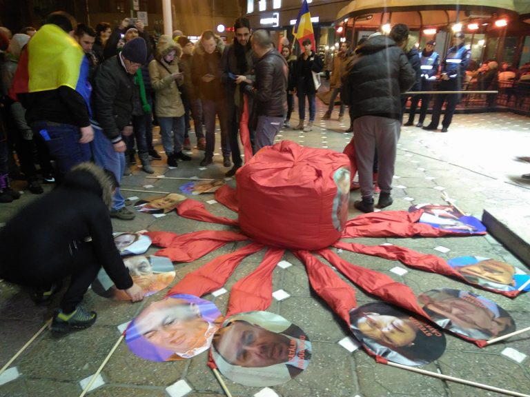 Caracatița puterii a apărut în Piața Victoriei! Galerie Foto-video
