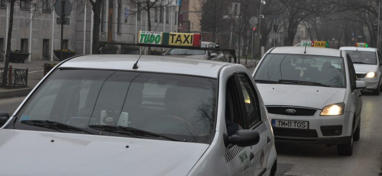 Taximetriștii din Timișoara protestează împotriva Uber