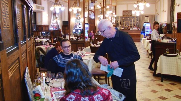 Ultimul mohican. Carol Horvath, chelnerul cu peste treizeci de ani de vechime dintr-un restaurant timişorean-video