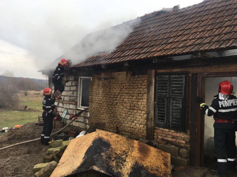 Incendiu la un sălaș din Fîrliug – foto