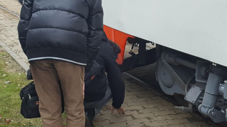 Fetiță prinsă sub un tramvai la Arad