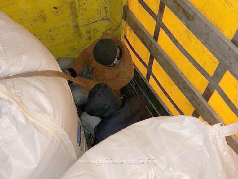 Cinci vietnamezi intenţionau să iasă ilegal din România, ascunşi într-un TIR – foto-video