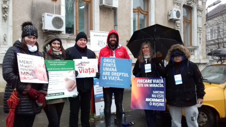Avortul e o crimă! Campania „40 de zile pentru viaţă!” a debutat în faţa Maternităţii Odobescu din Timişoara