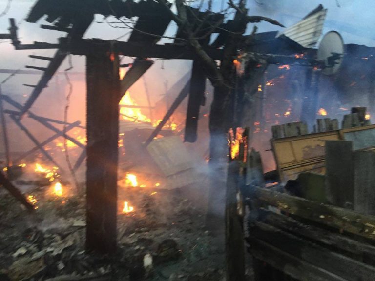 Bar în flăcări, în această dimineață! Focul a mistuit spațiul comercial și s-a extins la o casă