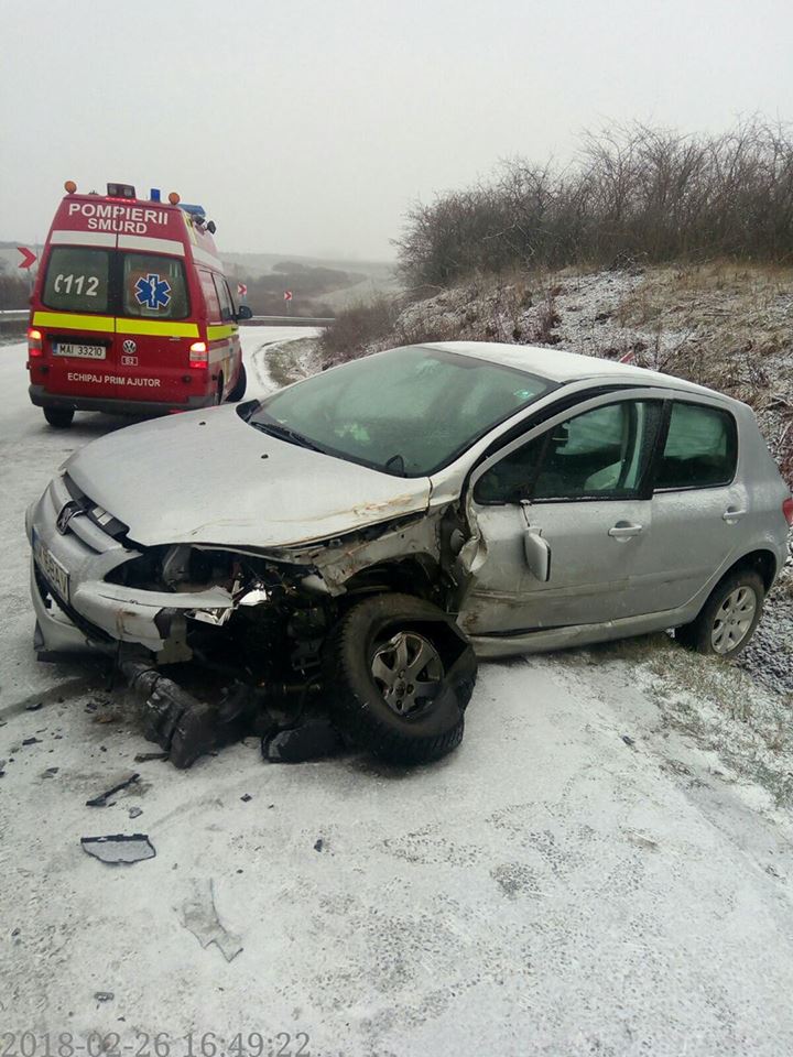 Accident serios între Sânandrei și Carani, două mașini avariate – foto