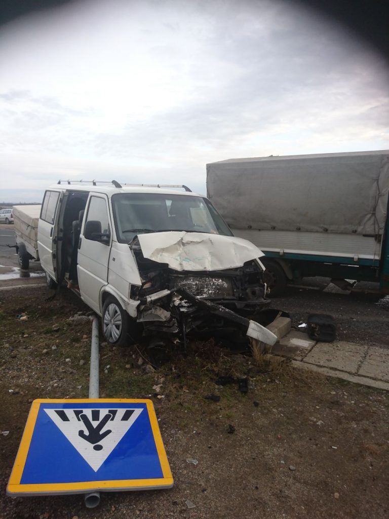 Microbuz cu 8 persoane implicat într-un accident – foto