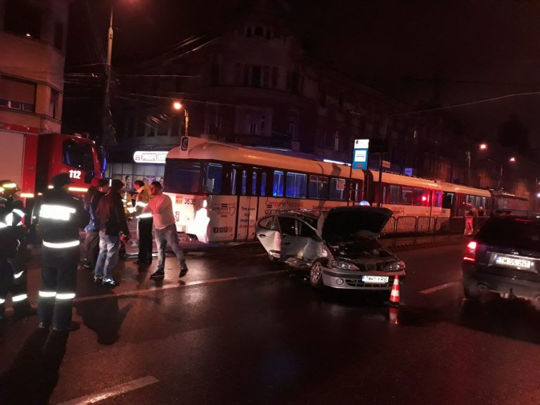 Clipe de coșmar pentru călătorii unui tramvai din Timișoara, vezi pentru ce a intervenit descarcerarea – foto