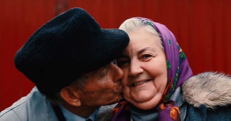 O poveste de dragoste din vestul țării, cum rar întâlnești! Tanti Lenuța și nenea Petru se iubesc de 50 de ani. Video