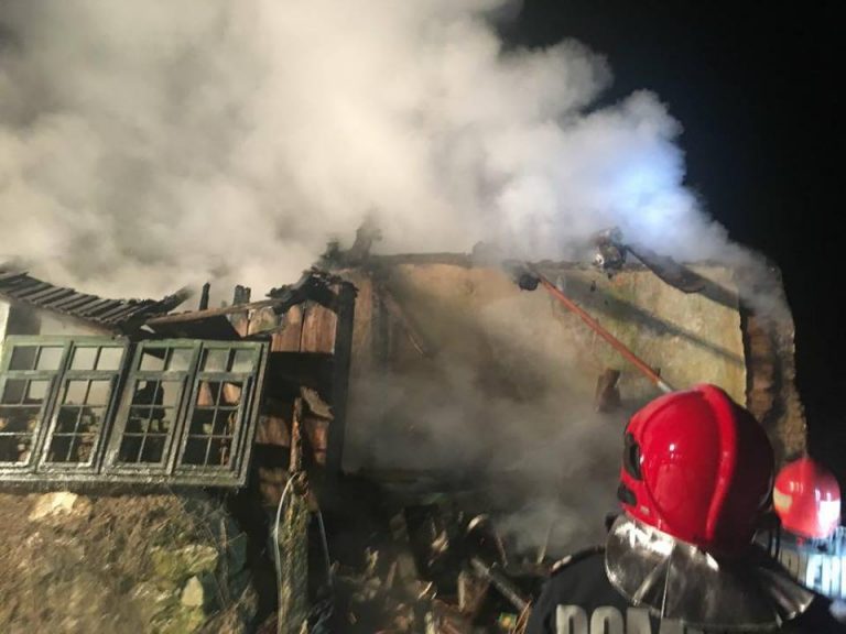 Două incendii cauzate de coșuri de fum neîntreținute corespunzător, în mai puțin de 10 ore