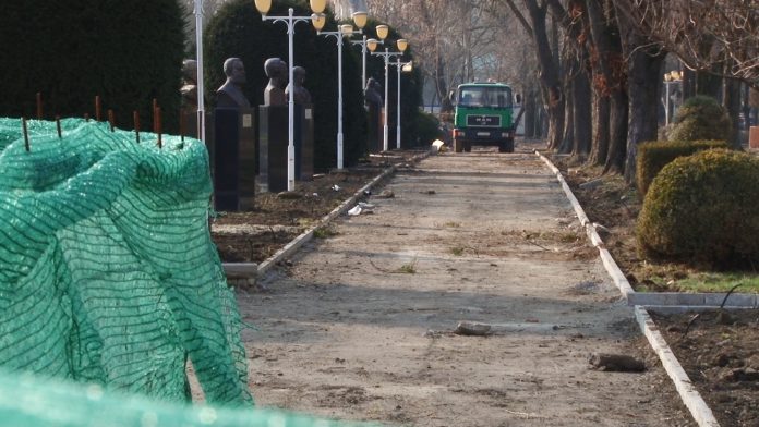 PARCUL CENTRAL SI FLORA IN RENOVARE.Still015