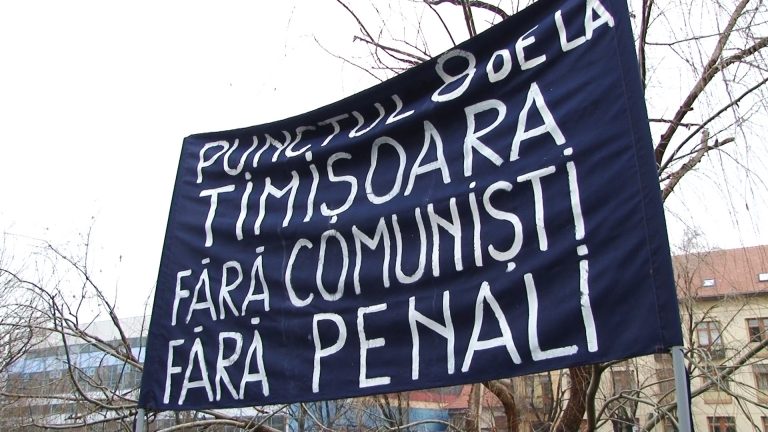 “Punctul 8 de la Timişoara/ Fără comunişti/ Fără penali” – a fost sloganul flash-mob-ului de azi din faţa PSD Timiş. Foto-video