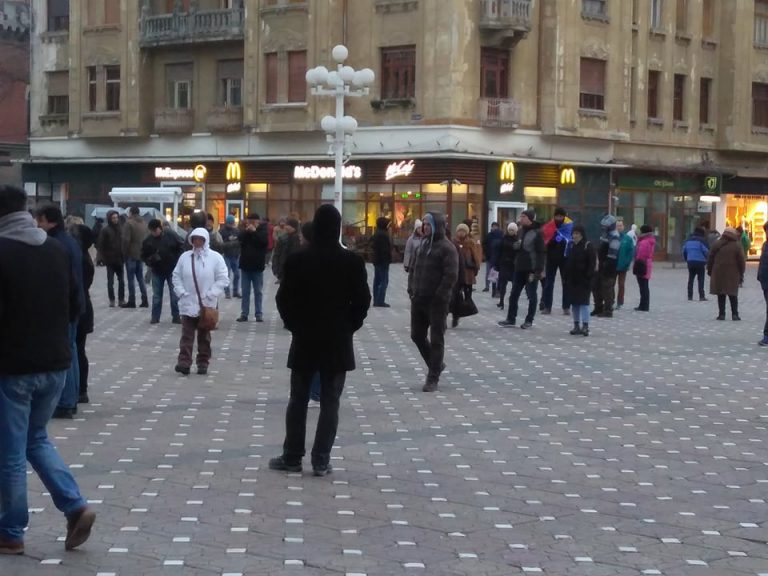 O nouă seară de protest la Timișoara, peste o sută de persoane în Piața Victoriei-foto-video
