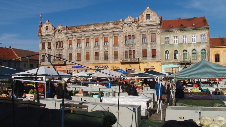 Comercianții din Piața Traian se mută înapoi în Piața Badea Cârțan