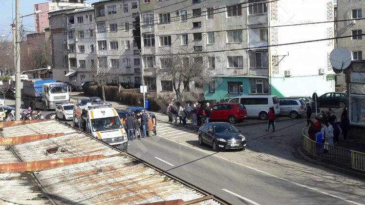 Bărbat grav rănit după ce a fost izbit pe trecerea de pietoni, lângă sediul Poliției