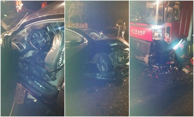 Grav accident în această dimineață! O mașină s-a izbit frontal de un TIR, pe un drum din Timiș. Foto