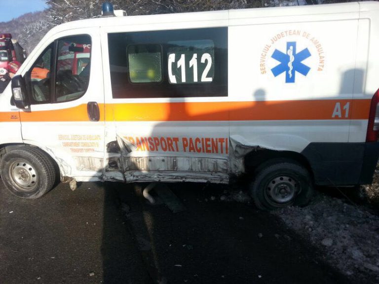 Accident în vestul țării, o ambulanță a fost lovită într-un carambol