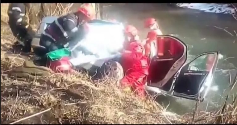 Un șofer a plonjat cu mașina în Cerna – video