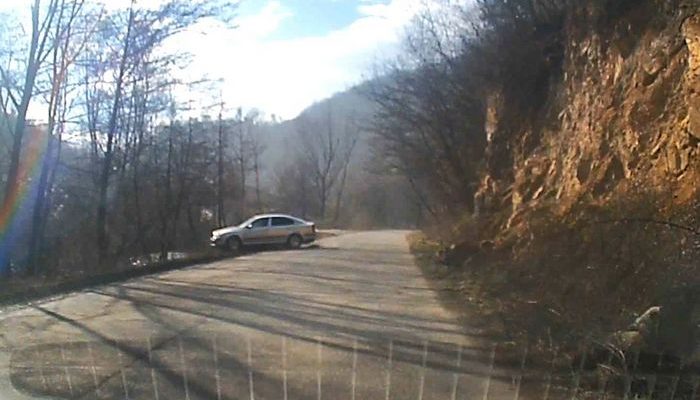 Accident filmat în direct! Momentul în care o mașină se prăbușește în râu. Video