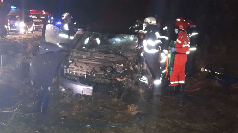 Accident grav între Buziaș și Lugoj, pompierii lucrează de zor pentru descarcerarea pasagerilor – foto-video