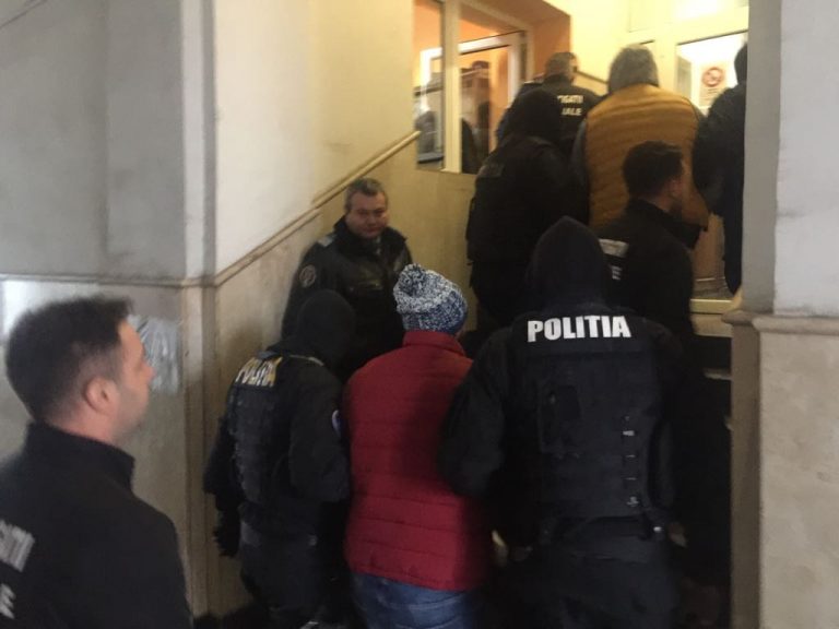 Chemați să aplaneze un conflict, doi bodyguarzi au împărțit pumni și picioare! Ambii au fost săltați de polițiști