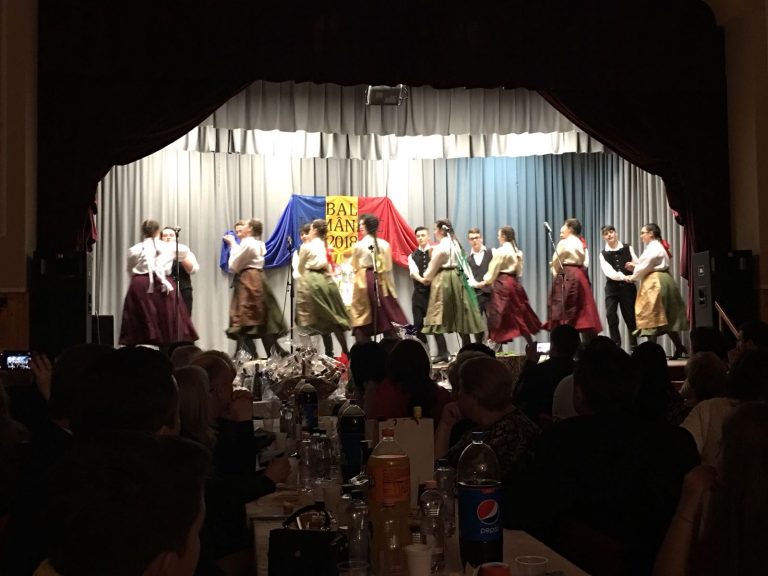 „Balul românesc cu merinde” de la Bătania duce mai departe tradițiile din bătrâni