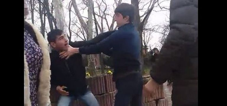 Scene violente pe o stradă din Lugoj! Doi elevi își împart pumni și picioare. Video