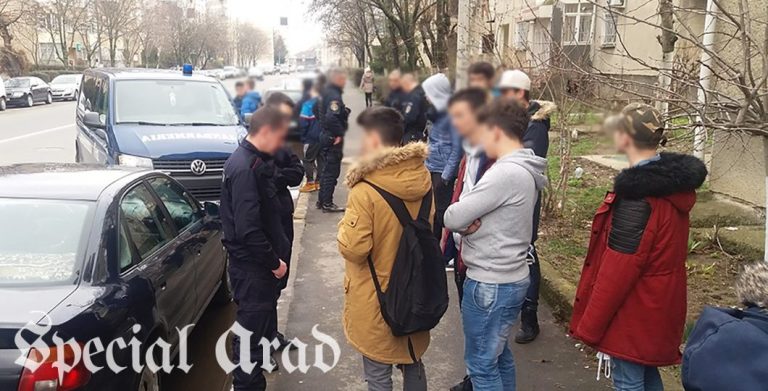 O ceartă pe Facebook putea duce la o tragedie! Răfuială cu arme albe între elevii a două licee din vestul țării