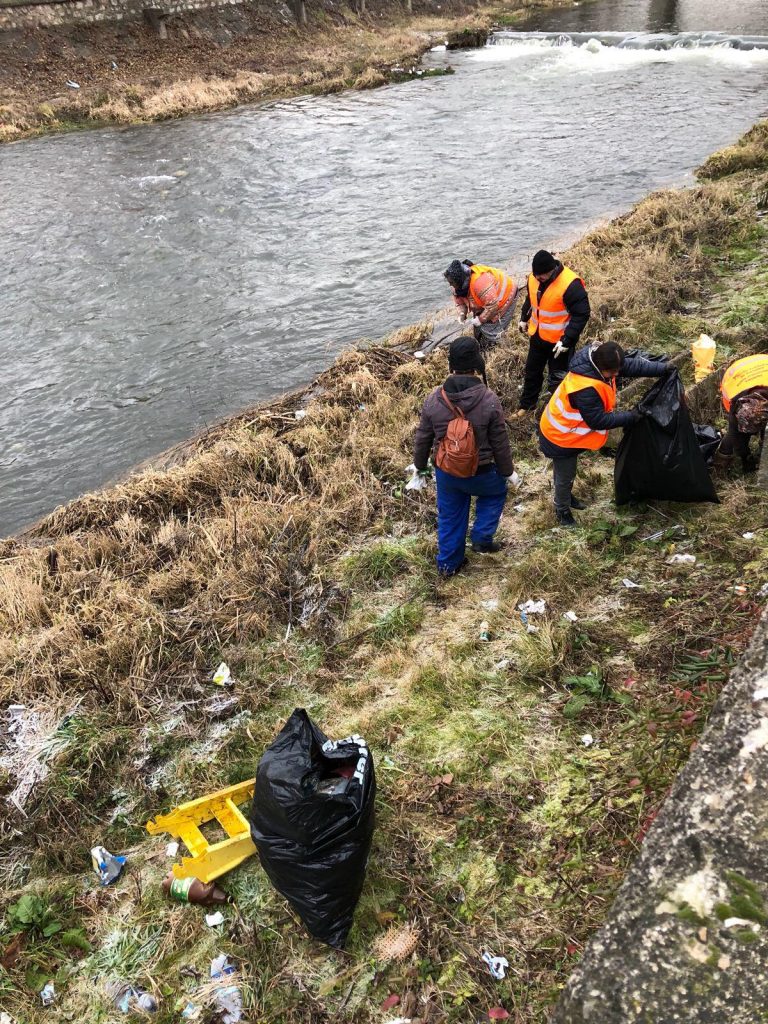 Poluarea râurilor în zona Reşiţa, pericol absolut! În câteva ore au fost umpluţi 500 de saci de pet-uri