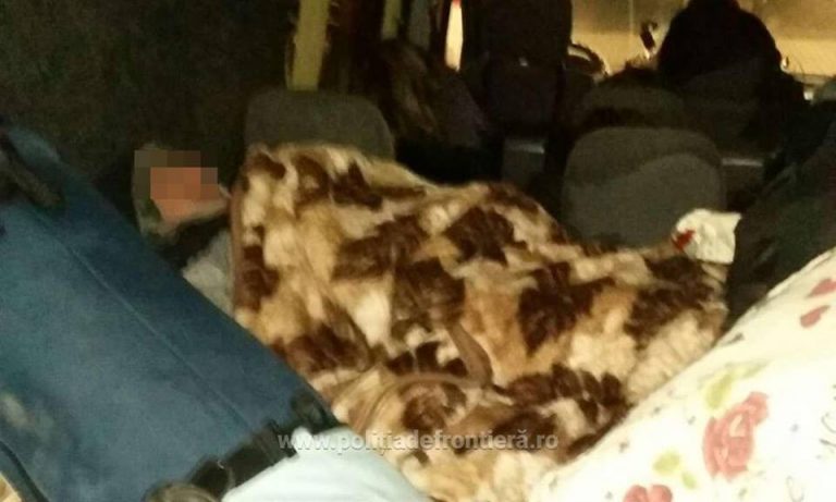 Român condamnat cu suspendare, ascuns într-un microbuz pentru a fugi ilegal din țară. Video