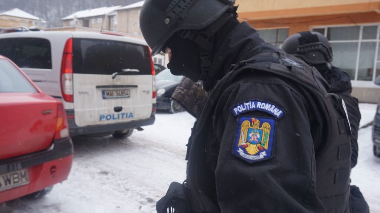Traficanți de droguri, săltați de polițiști și procurori! Percheziții la Lugoj, Reșița și Caransebeș