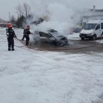 incendiu la autoturism in Moldova Noua (2)