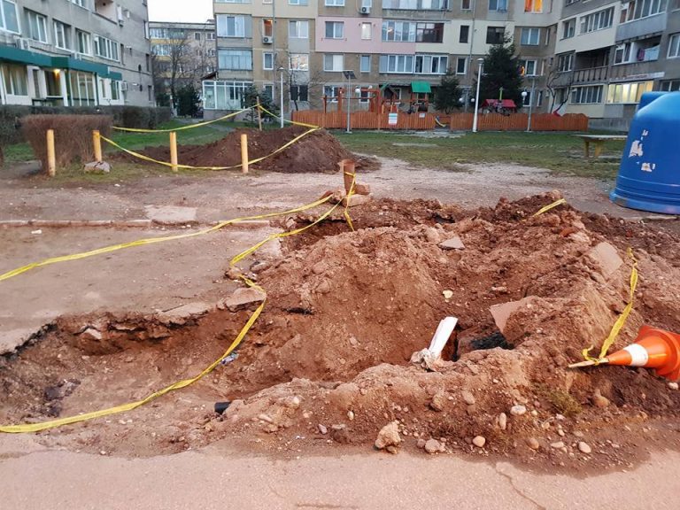Gropi uriașe ”au răsărit” pe străzile unui oraș din vestul țării: ,,Sunt făcute în bătaie de joc!”