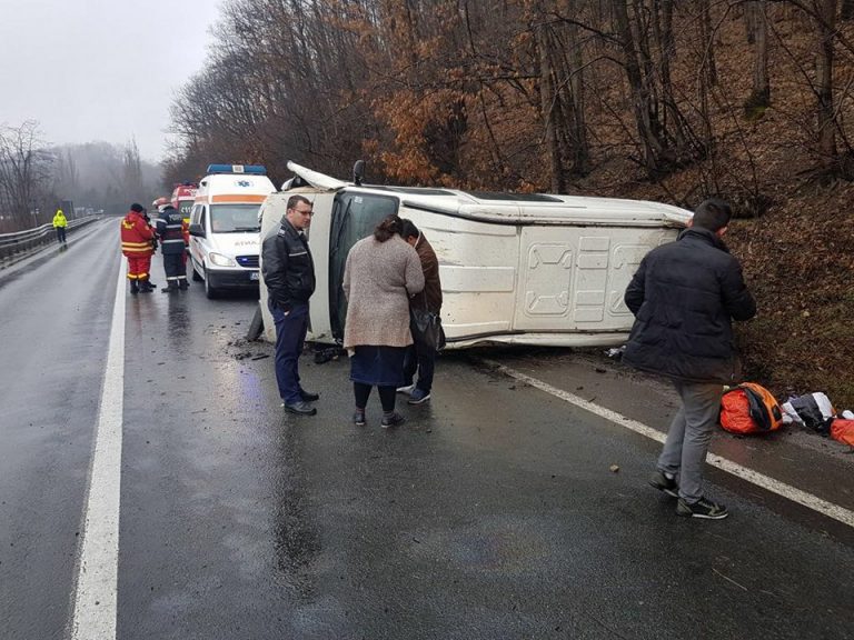 Microbuz răsturnat și pasageri încarcerați pe un drum din vestul țării!