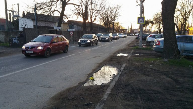 Avem pasaj modern, dar ne lipsesc trotuarele! Pietonii care ajung în zona Jiul fac slalom printre mașini și gropi. Foto
