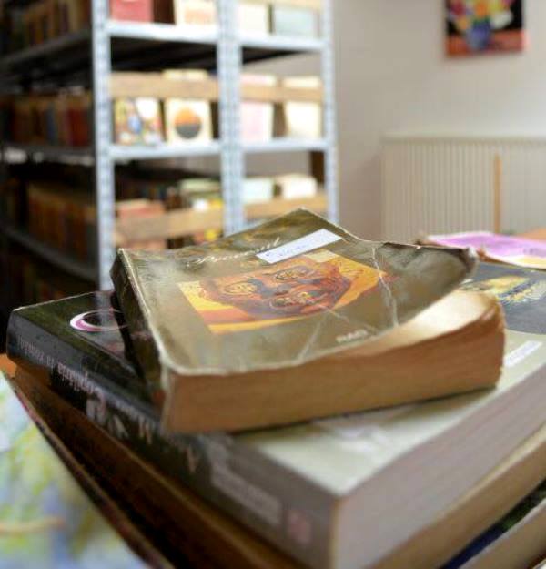 Penitenciarul Timişoara: “Viaţa e mai frumoasă în spatele gratiilor dacă deţinuţii citesc”