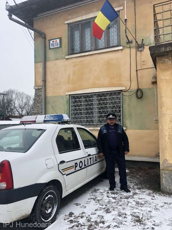 Doi copii au fost salvaţi de un poliţist aflat în timpul liber care a intervenit prompt la un incendiu