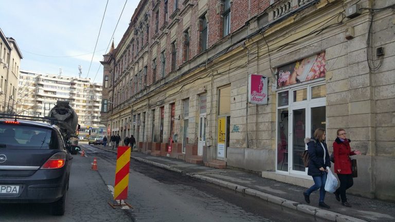 Se sparge o stradă principală din Timișoara! Şoferii circulă în coloană. Foto