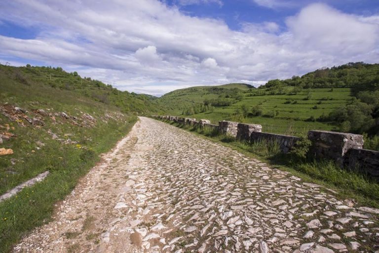 Satul de marmură din vestul țării, unic în lume. Mai are un singur locuitor