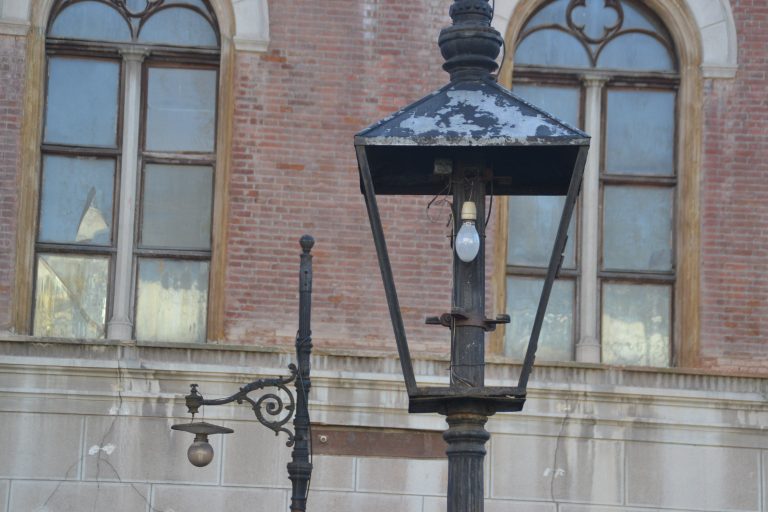 În centrul viitoarei capitale ce vrea să ilumineze orașul tronează monumentul neputinței și al mizeriei