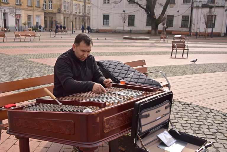 Țambalul vrăjit, ce oprește trecătorii în piața Libertății – foto