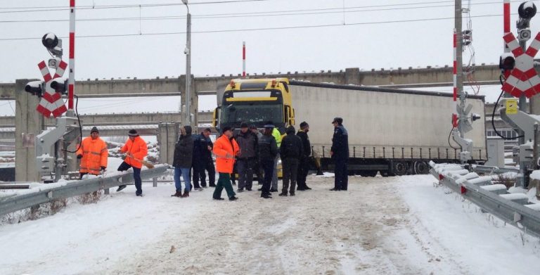 Omătul ține blocate mai multe trenuri, în vestul țării! Un TIR s-a împotmolit chiar pe calea ferată