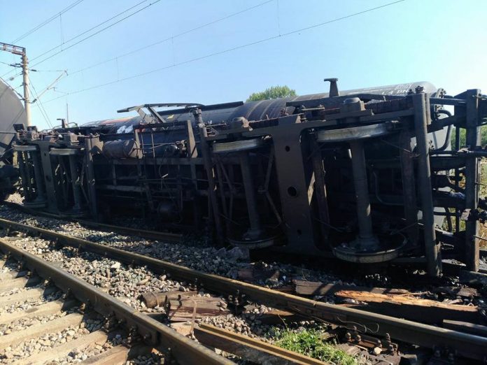 Tren privat, deraiat la Reșița, după ce un mal al Bârzavei s-a surpat