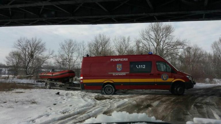 Tânăr răsturnat cu caiacul în apa înghețată! Pompierii intervin pentru salvarea acestuia